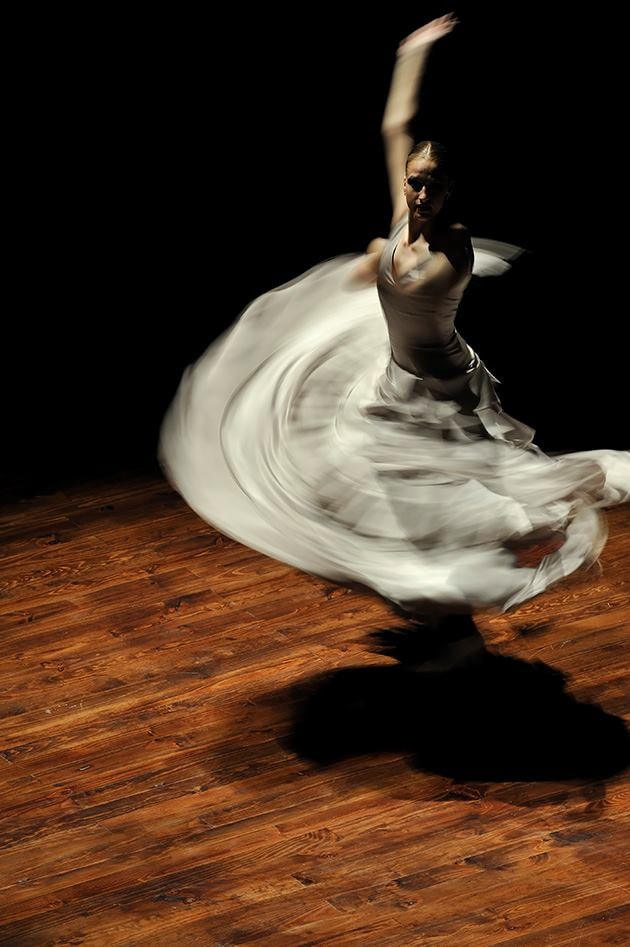 Inés Hellín — danza con falda blanca en movimiento