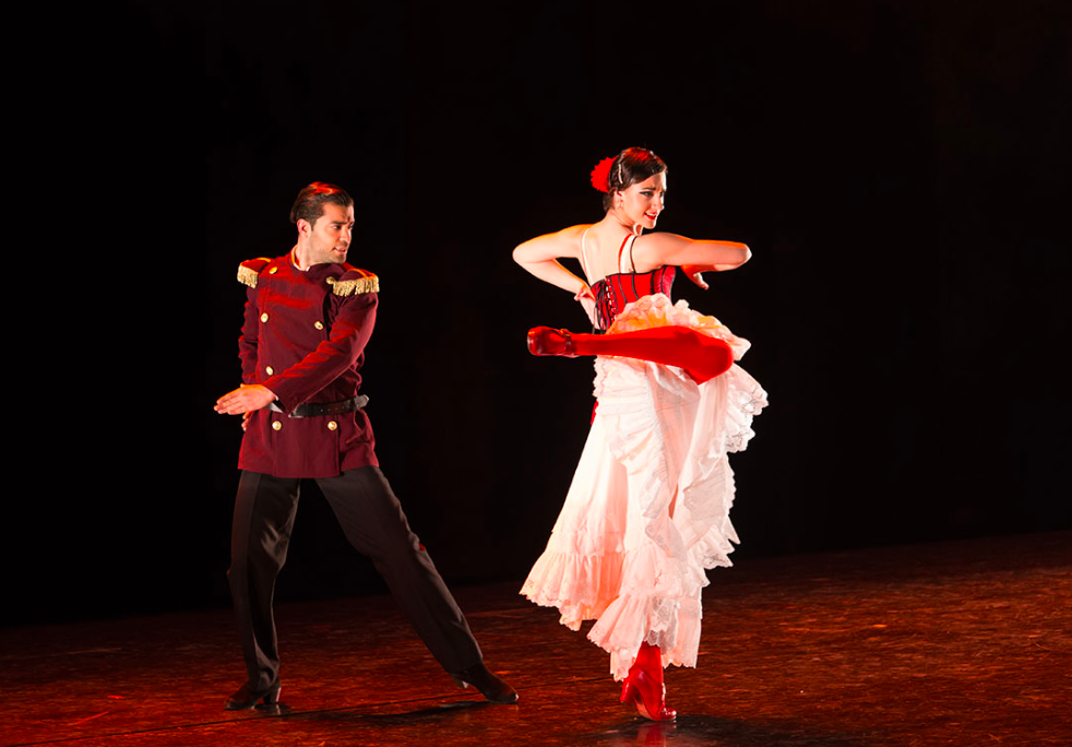 Inés Hellín — dúo en escena con traje militar y vestido rojo